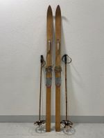 Ski (Nr. 1), Holzski von ca. 1960 mit Stöcken