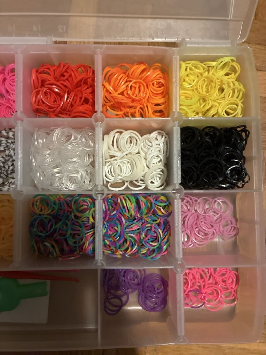 Bastelsets: Boîte de élastiques multicolores avec accessoires – Gebraucht aus Semsales von R.zz_llo7