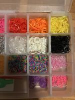 Boîte de élastiques multicolores avec accessoires
