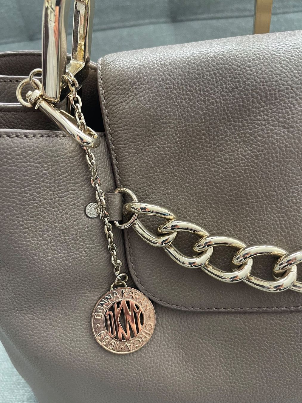 DKNY Sacs femmes: DKNY Tasche Grau/ Beige – D'occasion à Cham par pri_9ktk 3