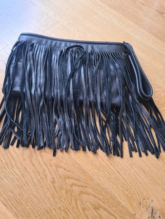 Schwarze Leder Tasche mit Fransen, sehr weiches Leder.