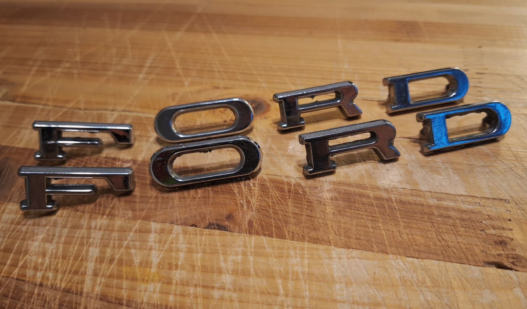 Ford Tutti pezzi di ricambio auto: Oldtimer Ford Embleme – Usato da Triesen venduto da BLACKSHEEP75 3