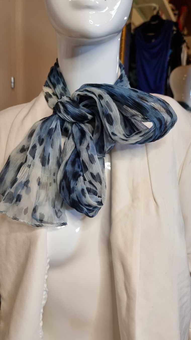 Foulard & Sciarpe: Eleganter Schal mit blauem Leopardmuster – Usato da Wald ZH venduto da CapLux