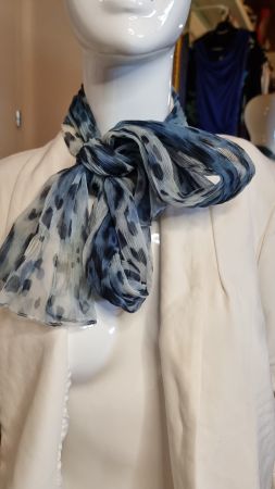 Eleganter Schal mit blauem Leopardmuster