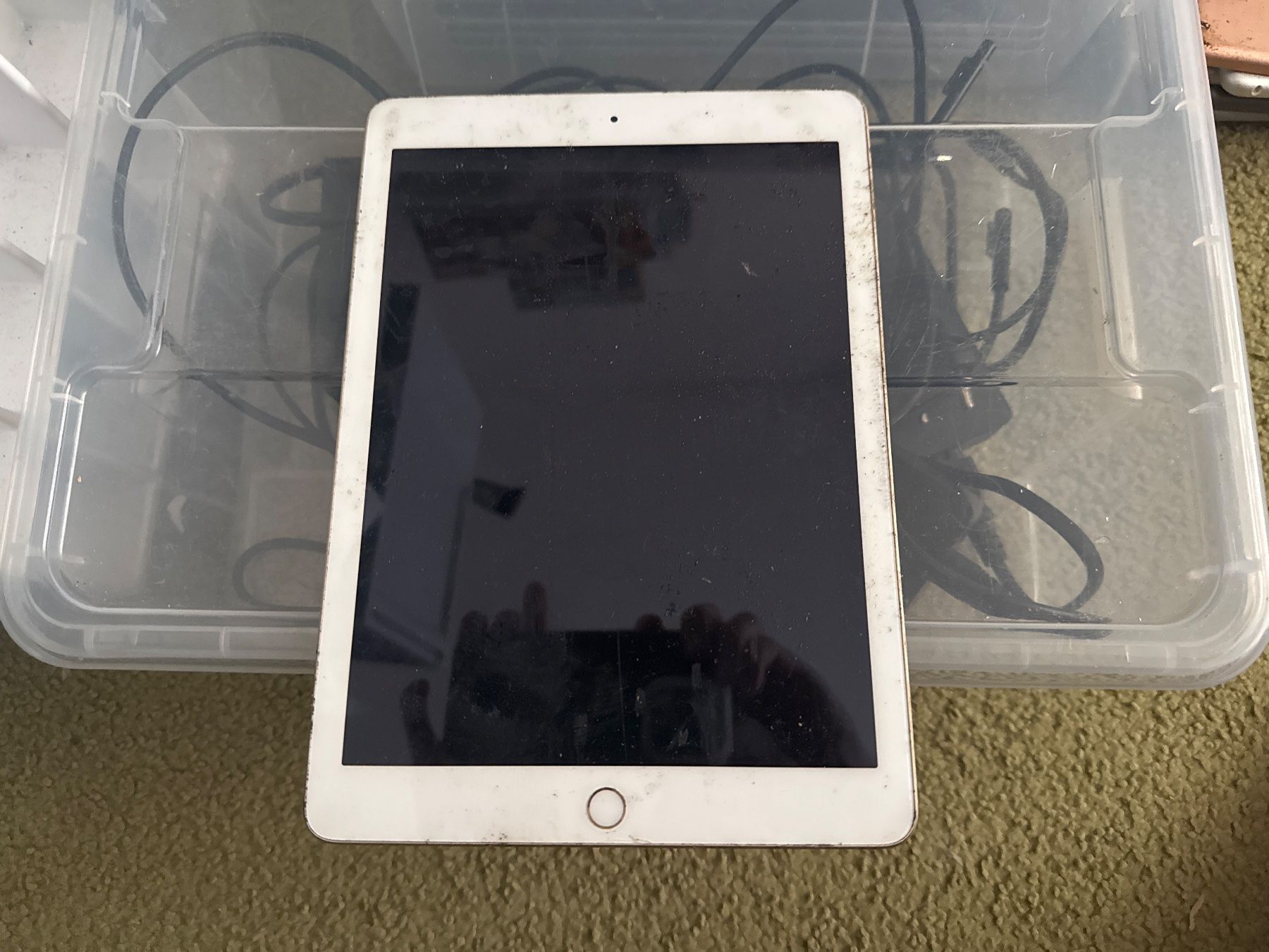 Apple Tablettes PC: Ipad 5. Gen - A1822 - icloude / Display top – Défectueux à Olten par HoYa01 1