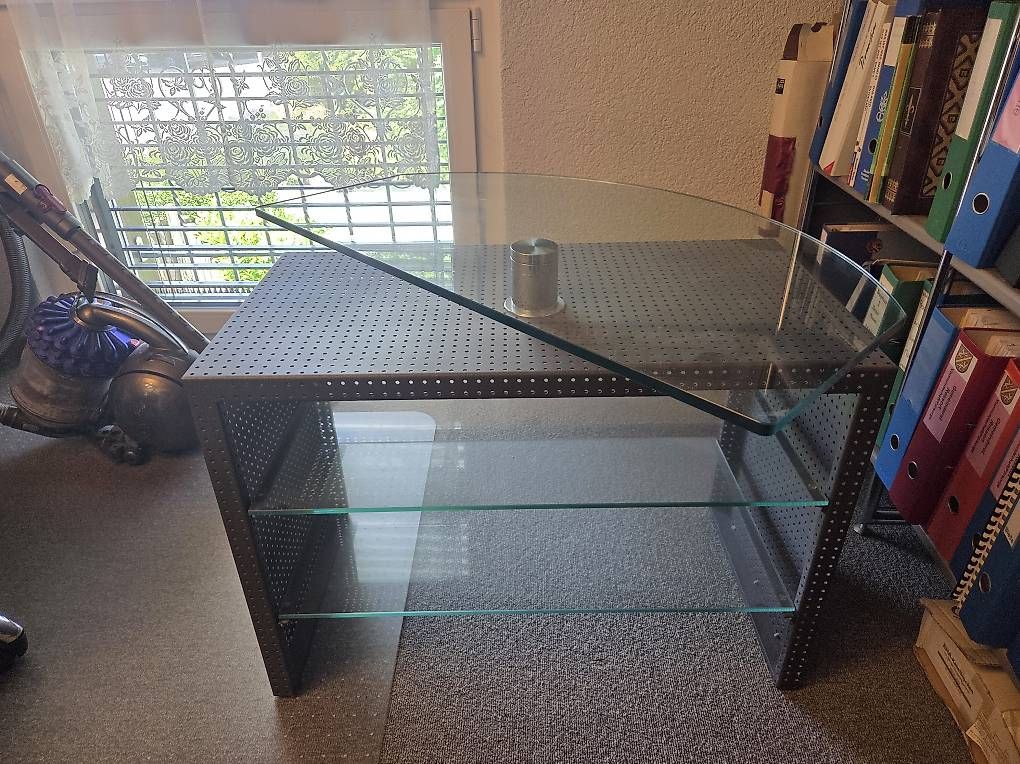 Mobili TV: Modernes Glas-Lowboard mit Lochblech-Elementen  Platzsparen – Usato da Fraubrunnen venduto da Ra_mos 2