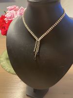 Funkelnde Kette mit Strass und schwarzen Tropfen Steinen