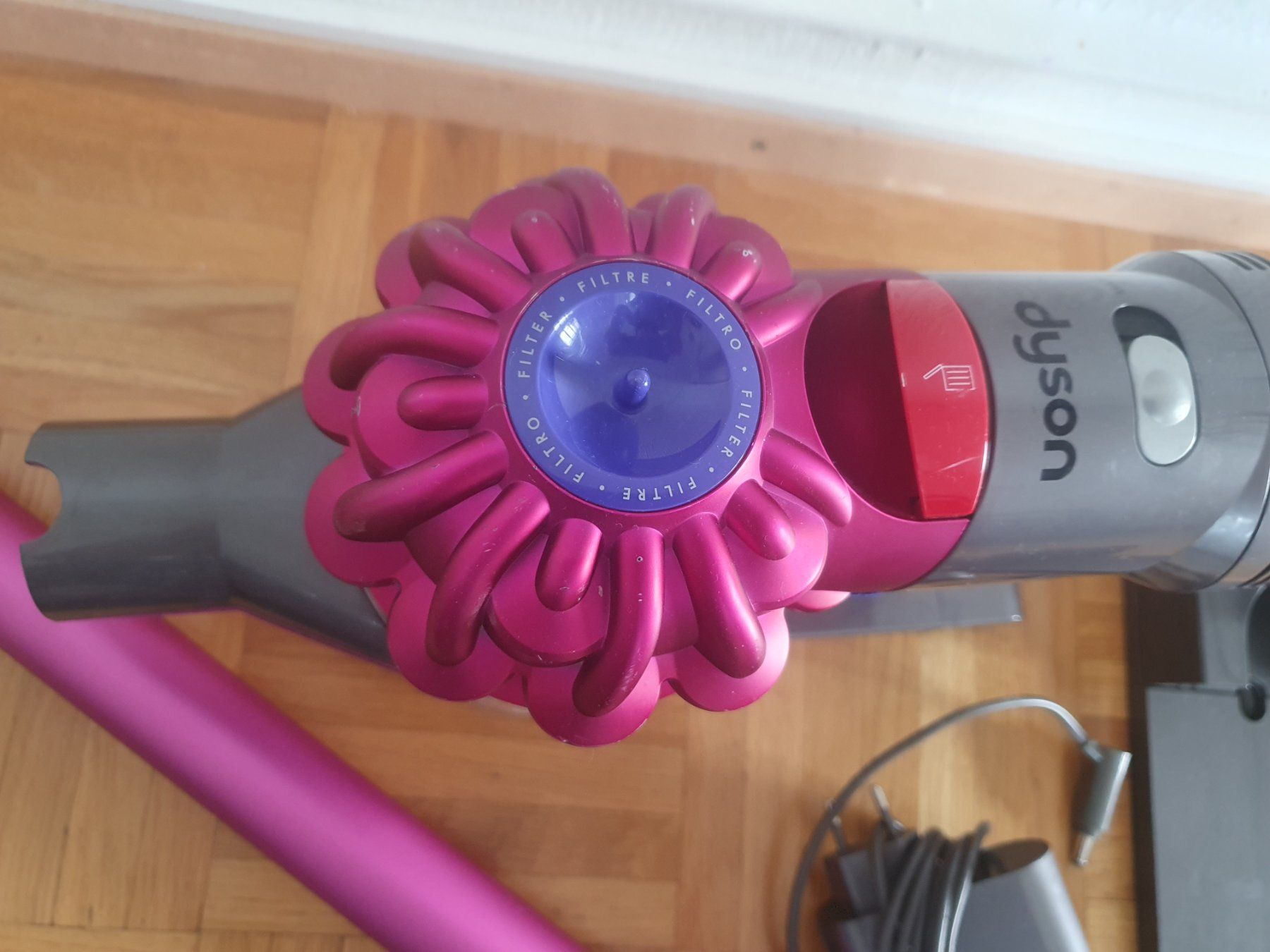 Dyson Aspirapolveri & Accessori: Dyson V7 fuchsia  d'occasion – Usato da Prilly venduto da RoDyRe 3