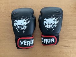 Boxhandschuhe und Knieschoner 