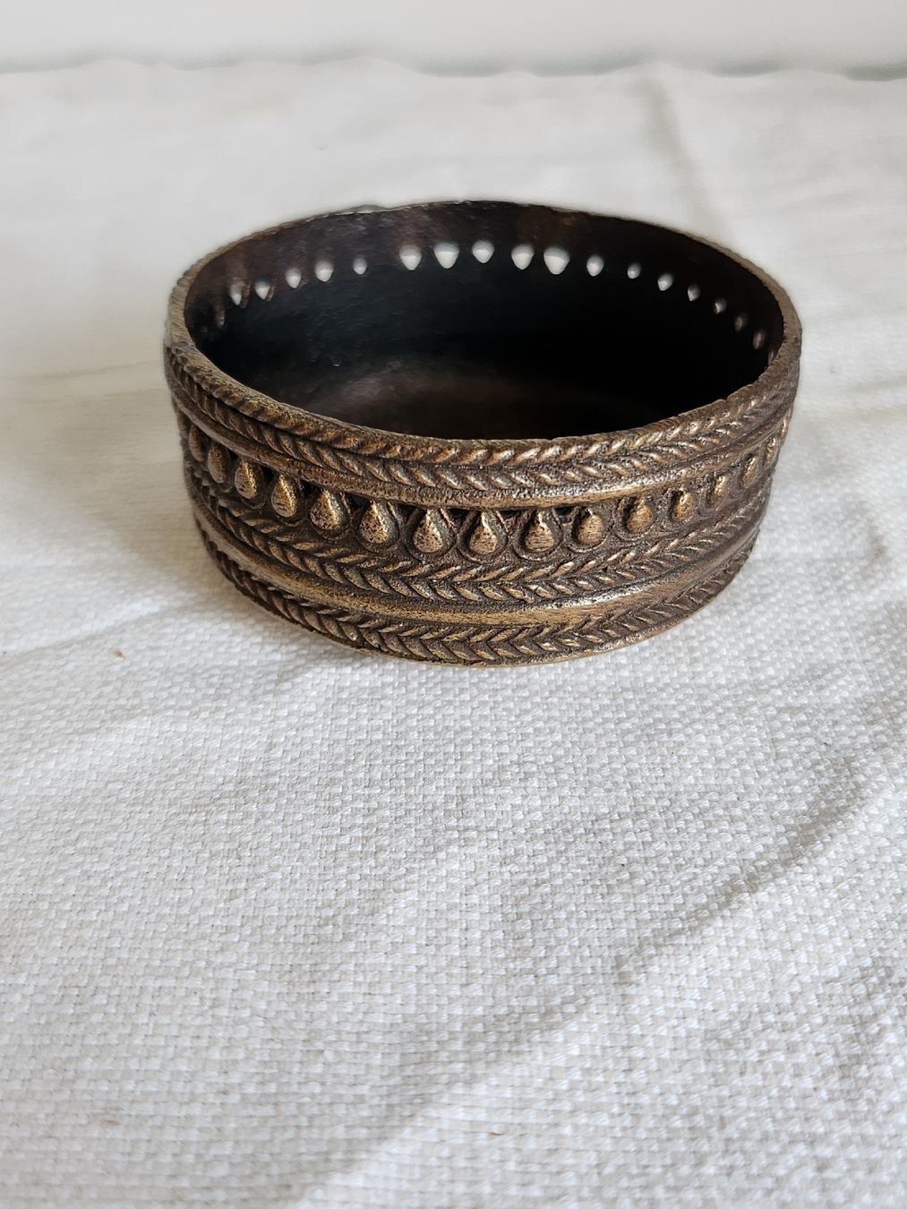 Alle Dekorationen: Vintage Räucherdose Metall orientalisch verziert rund – Gebraucht aus Zürich von BAENZERINO 3