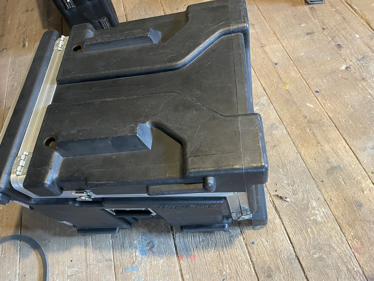 Altri accessori: Flight case incliné 4-11-8 U HE pour table de mixage – Usato da Renens VD venduto da nfavrod 3