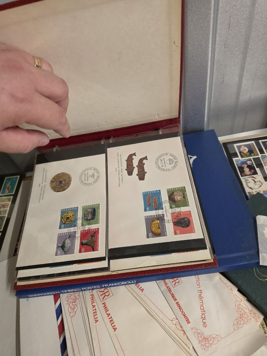 Tutti i francobolli: Enorme lot de timbre a controler – Usato da Val-d'Illiez venduto da AntiqueG 6