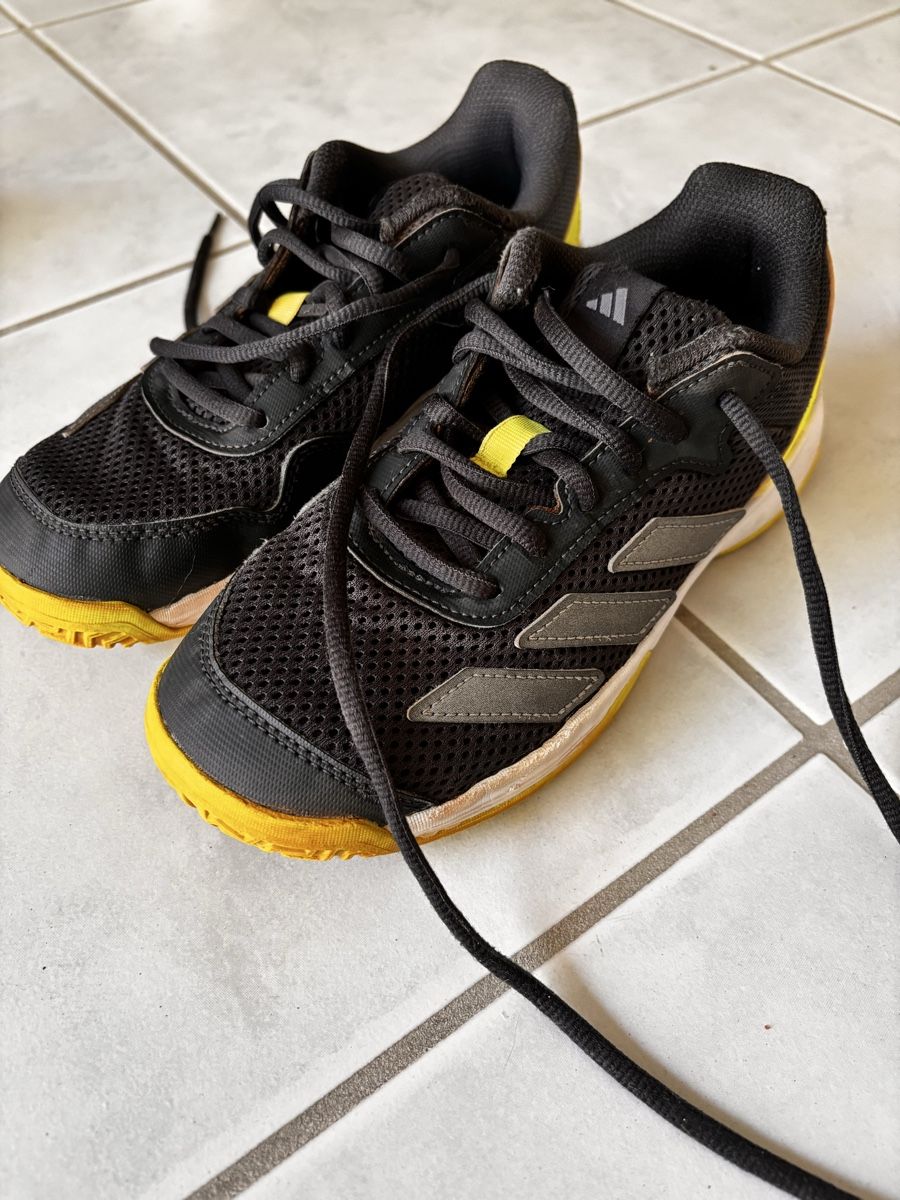 Adidas Schuhe für Jungen: Adidas Courtflash 35.5 – Gebraucht aus therwil von ayumi991