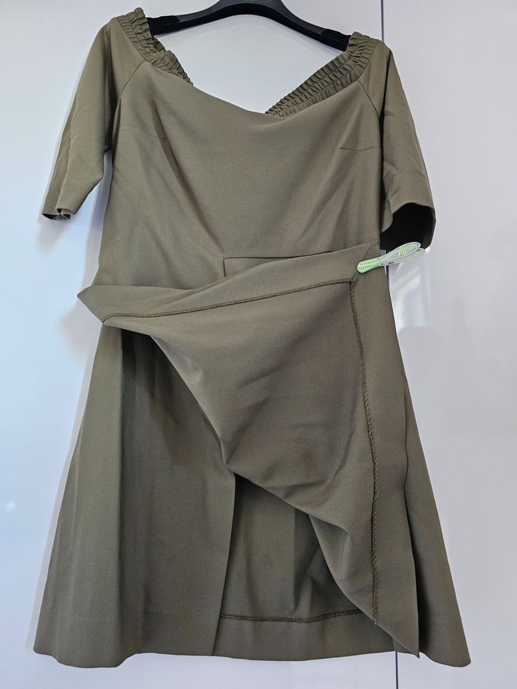 Kleider: Robe Kaki "Cop-Copine" Originale, avec une encolure bateau. – Gebraucht aus Basel von Paloma6261 6