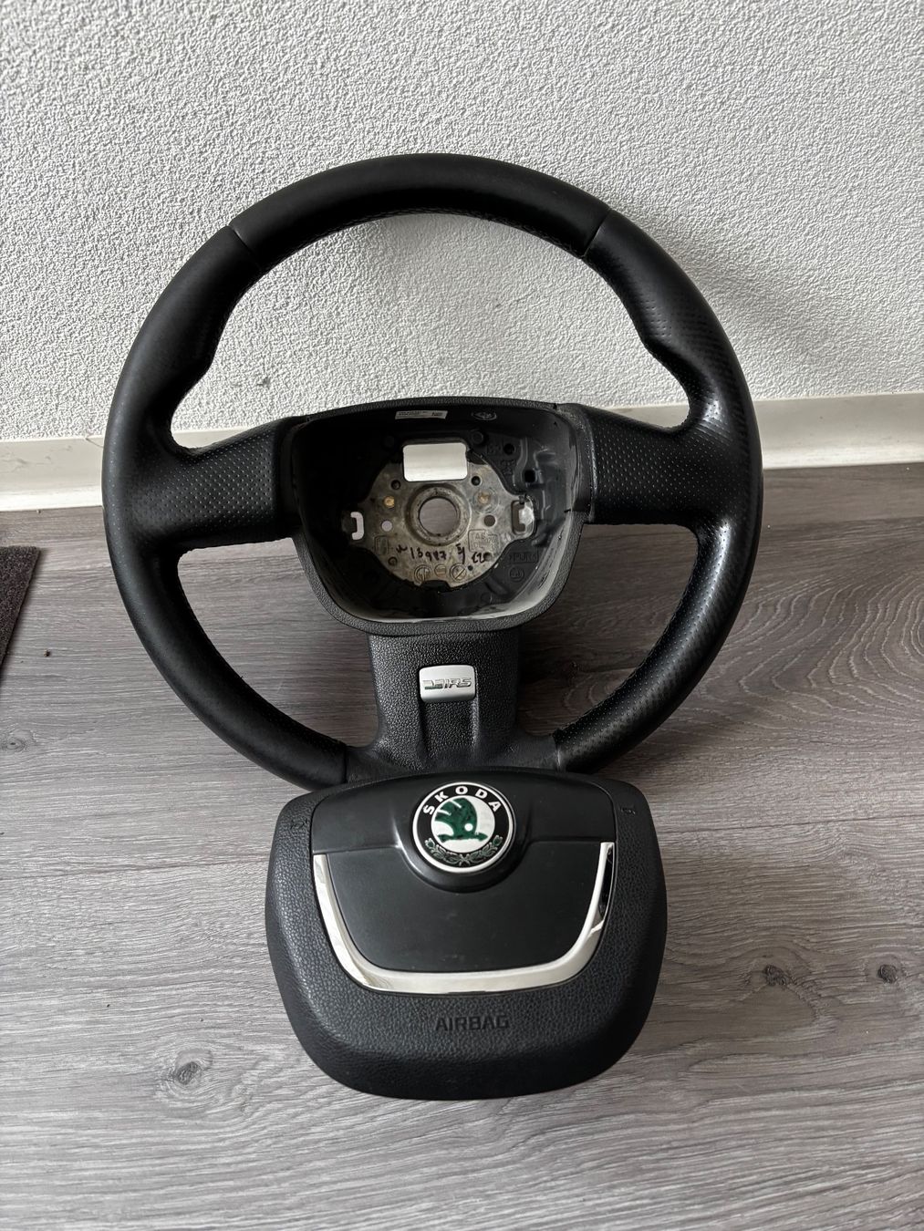 Skoda Tutti pezzi di ricambio auto: Lenkrad Skoda Octavia 2 RS – Usato da Affeltrangen venduto da Pal-94 1