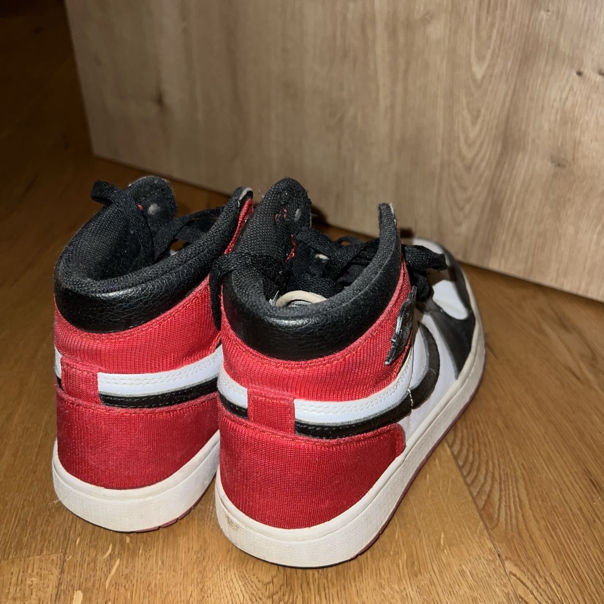 Jordan Damenschuhe: Jordan 1 Retro High Satin Black – Neu (gemäss Beschreibung) aus Chur von noe_mh8b 1