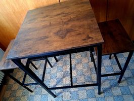 Bartisch mit zwei Barhockern Holzoptik gebraucht.  