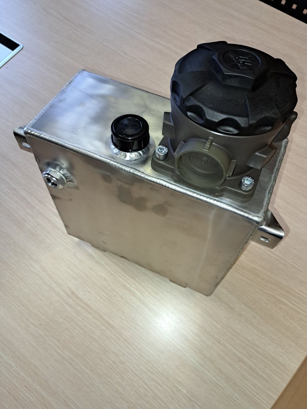 Tutti i ricambio: Hydrauliktank mit Filter – Nuovo e nell'imballaggio originale da Veltheim AG venduto da Motormaeher2023