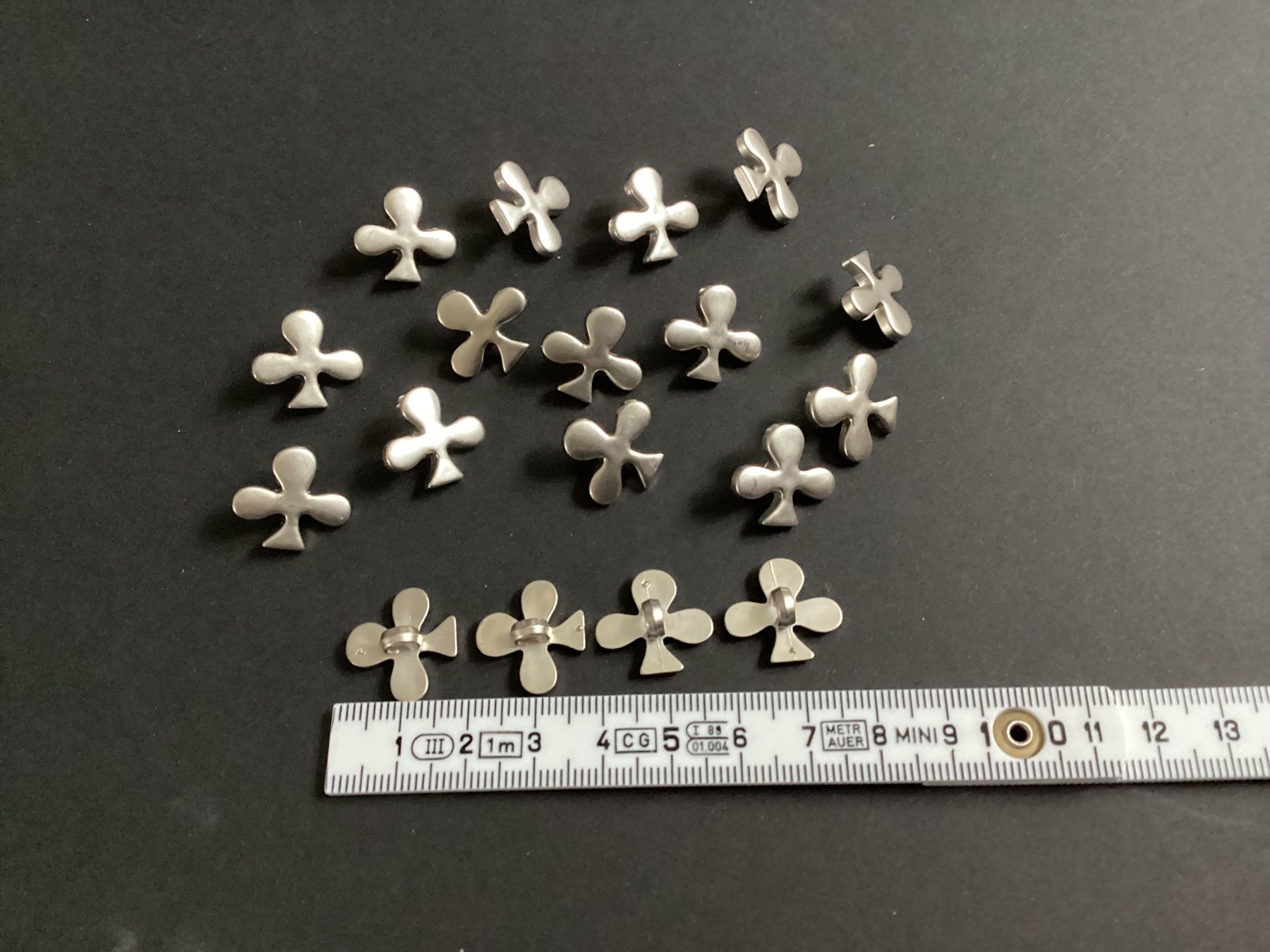 Knöpfe: 19 Zierknöpfe, silber, baumförmig, klein – Neu (gemäss Beschreibung) aus Mörschwil von Monzar 1