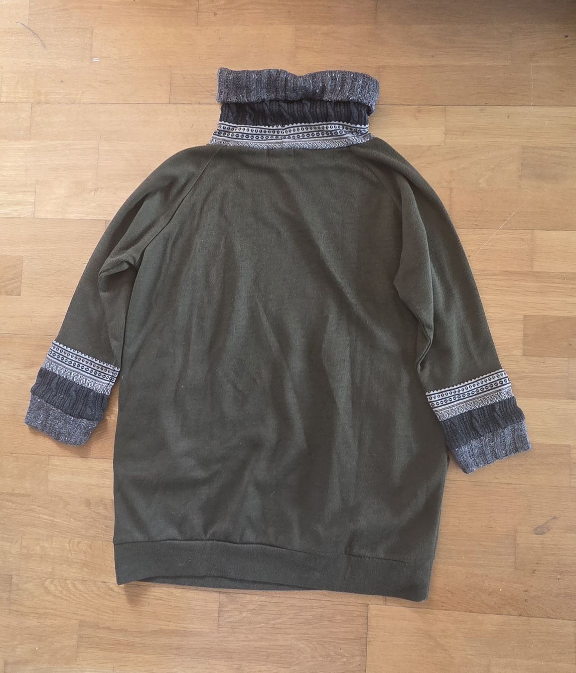 Maglioni & Felpe: Rollkragen Winterpullover mit Details, Grösse M – Usato da Embrach venduto da Singvall 1