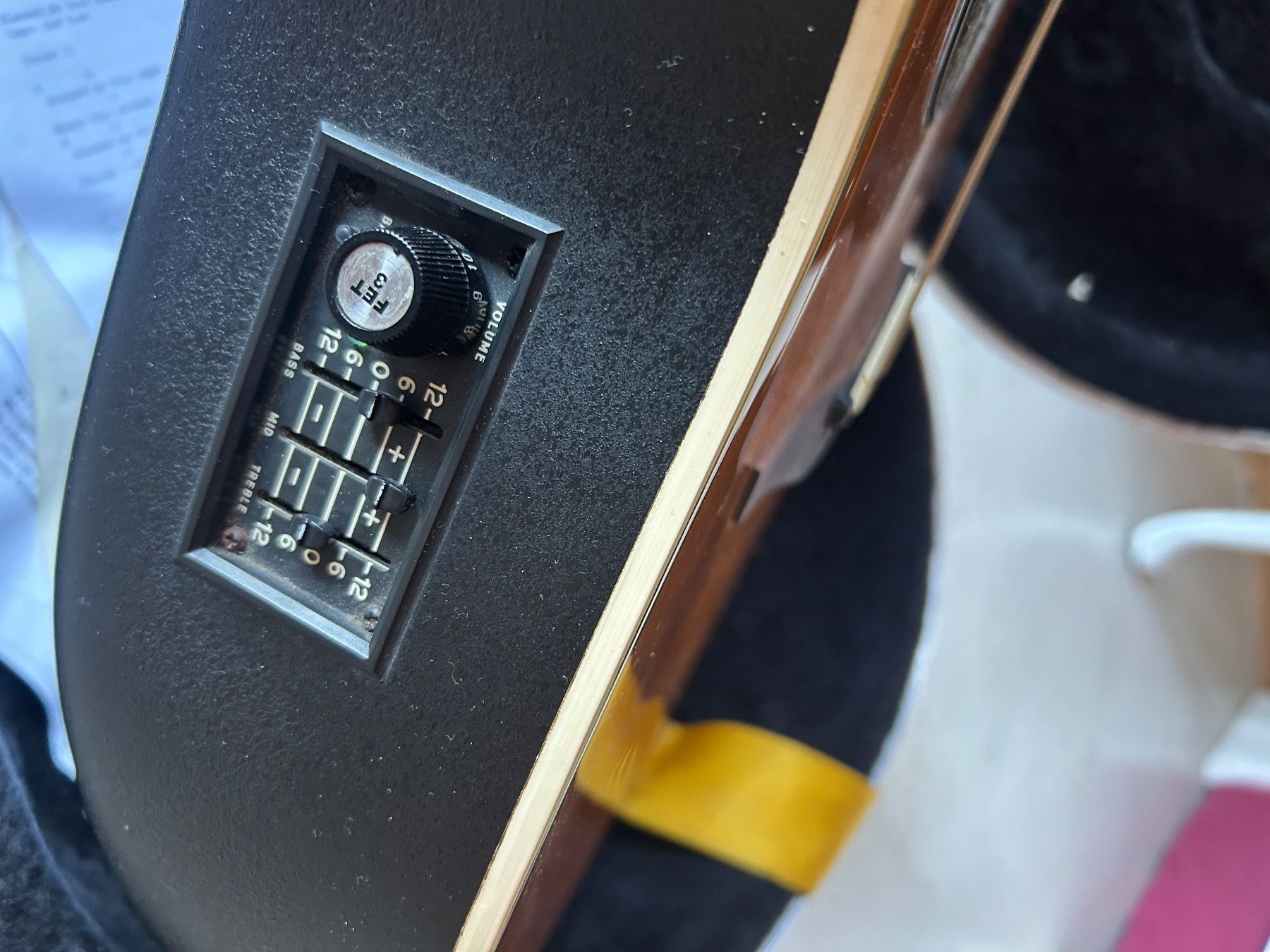 Ovation Strumenti musicali: Ovation Gitarre mit Koffer – Usato da Huttwil venduto da Hallihall3 3
