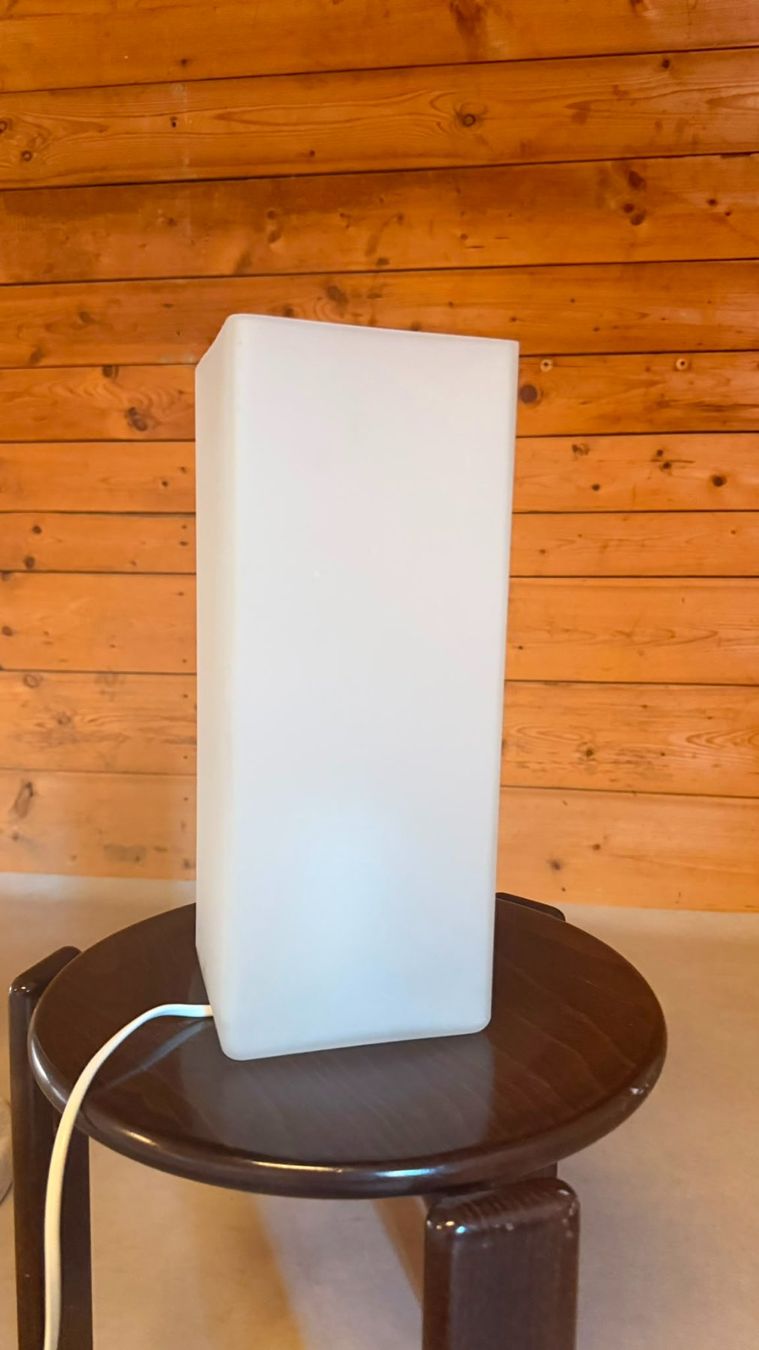 Lampes: Design Tischleuchte aus Opalglas eckig satiniert Weiss – D'occasion à Rickenbach ZH par Der-Insider 1