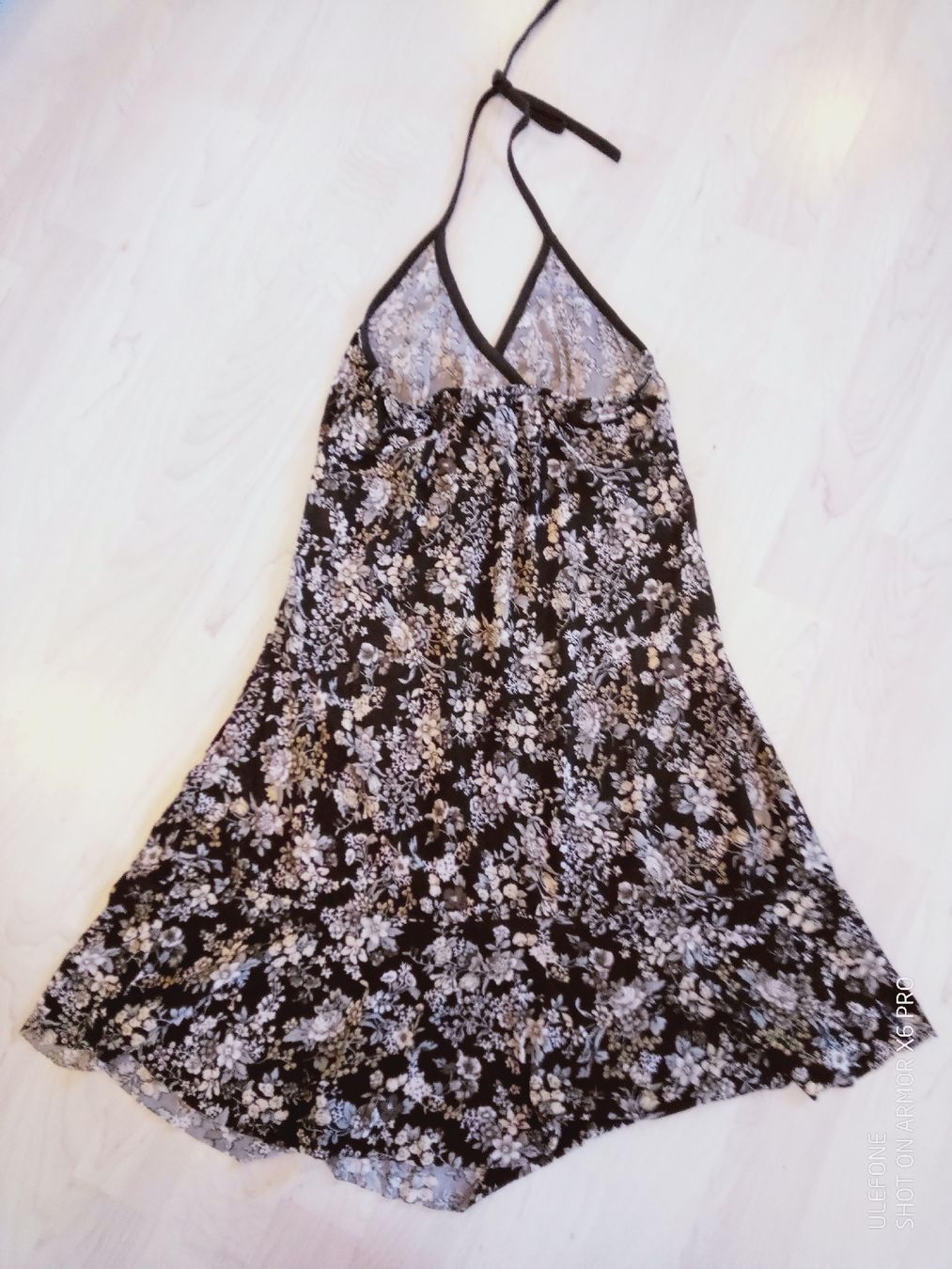 Kleider: Sommerliches Neckholder Kleid mit Blumenmuster, Gr. S – Gebraucht aus Volketswil von Car1 3