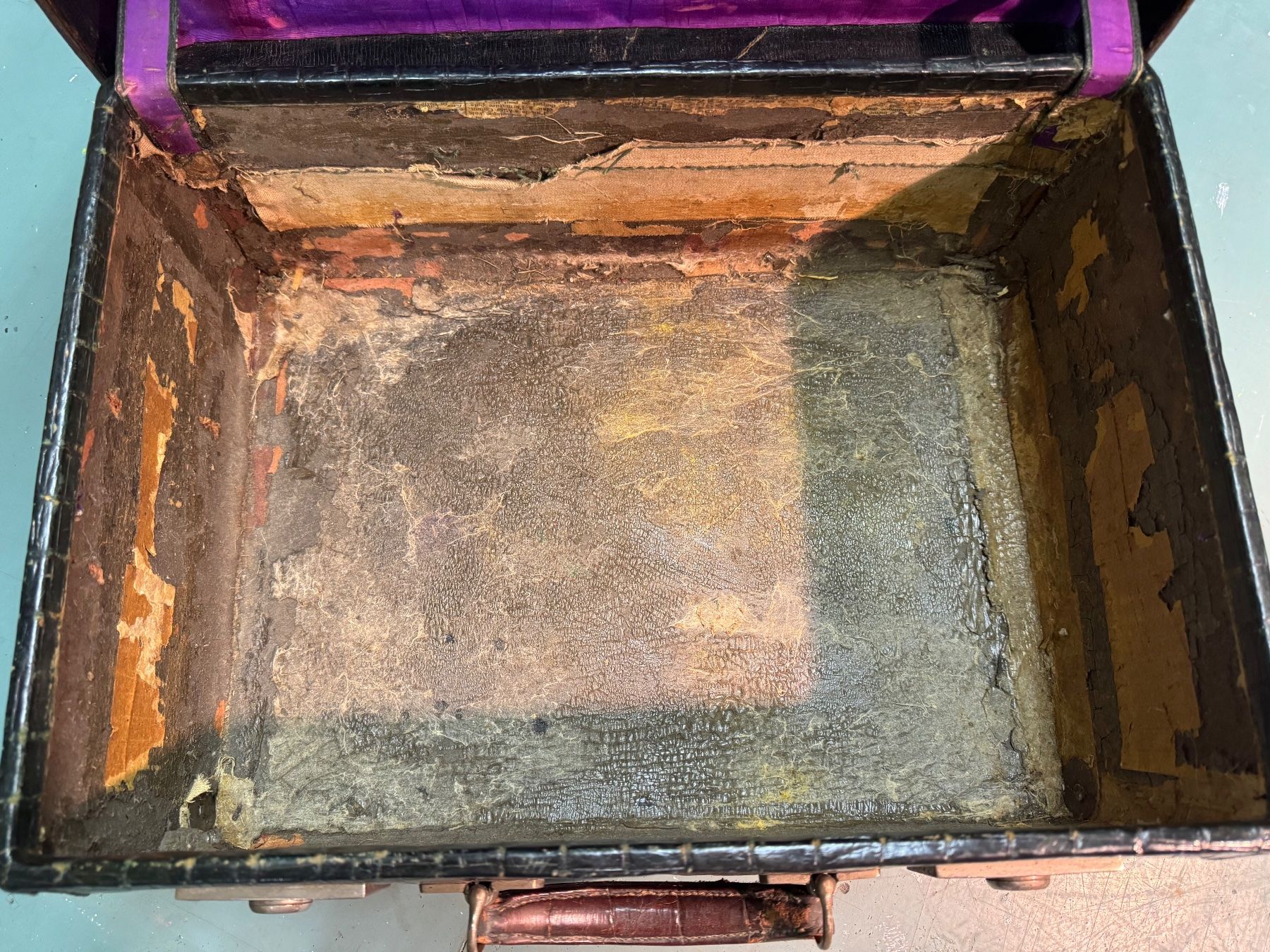 Reisekoffer: Valise en véritable cuir de crocodile ancien – Gebraucht aus Biel/Bienne von Philemon02 5