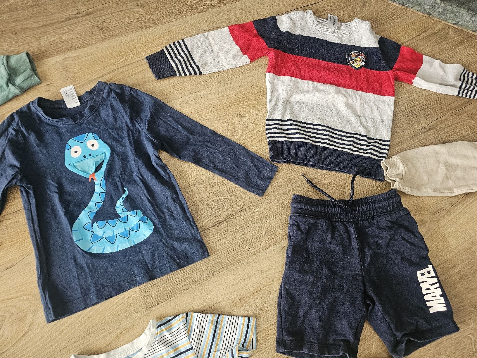 Lotti & Set di vestiti: Kinder Kleiderpaket Grösse 110/116 – Usato da Grosshöchstetten venduto da Qenko 2
