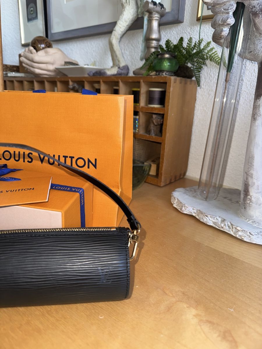 Louis Vuitton Borse da donna: Louis Vuitton Pochette mini Papillon Schwarz Epi – Usato da Buch am Irchel venduto da Pukpan_99 5