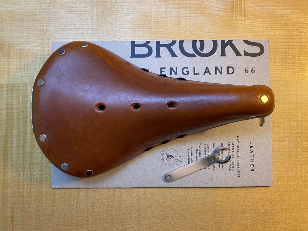 BROOKS B17 SPECIAL SHORT SELLA IN CUOIO VINTAGE MIELE - Manzo Cicli