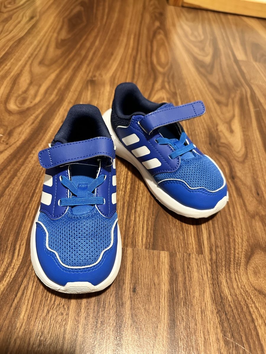 Adidas Scarpe per ragazzi: Adidas Sportschuhe 25.5 – Usato da Zermatt venduto da katytesunshine