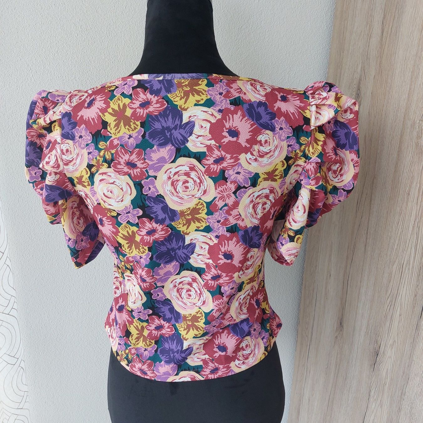 T-shirt: Shirt mit Puffärmeln mit Blumenmuster – Nuovo e nell'imballaggio originale da Muri AG venduto da ReBoutique 2