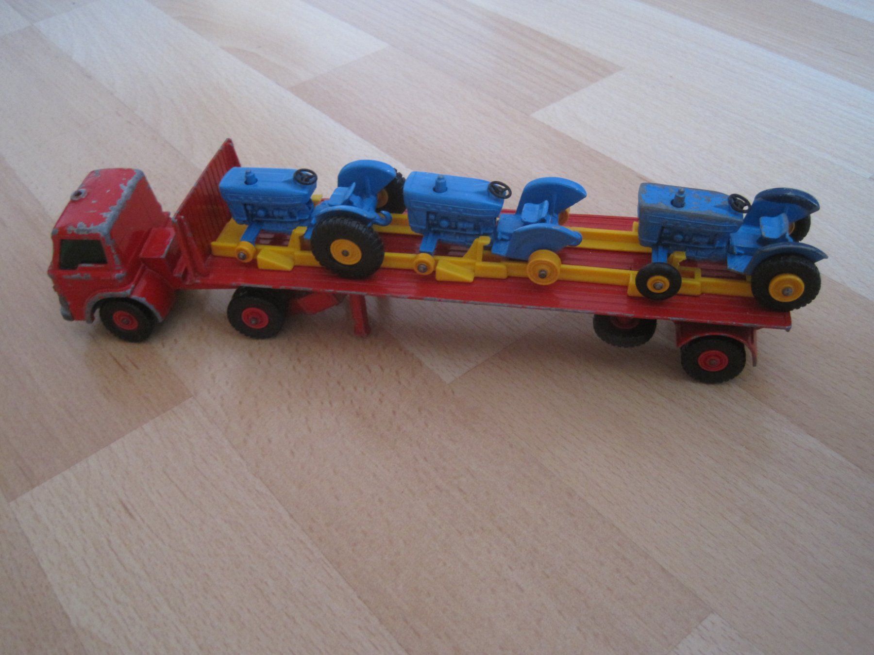 Ford Trattori: Ford Tractor Tasker Transporter mit 3 Traktoren Matchbox – Usato da Gossau SG venduto da Noryflory 3