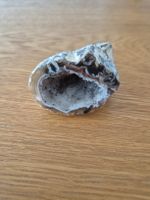 Schöner Achat mit Kristallen