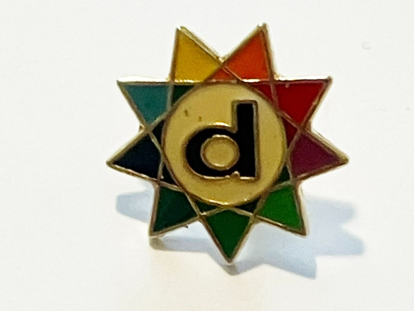 Plaketten & Abzeichen: 1 Pin "d" Drogerie – Gebraucht aus Basel von djwwpp