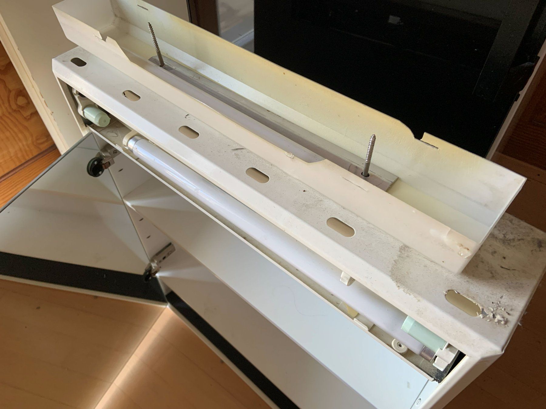 Armadietti a specchio: Älterer Spiegelschrank 60 cm – Usato da Winterthur venduto da cimido 3