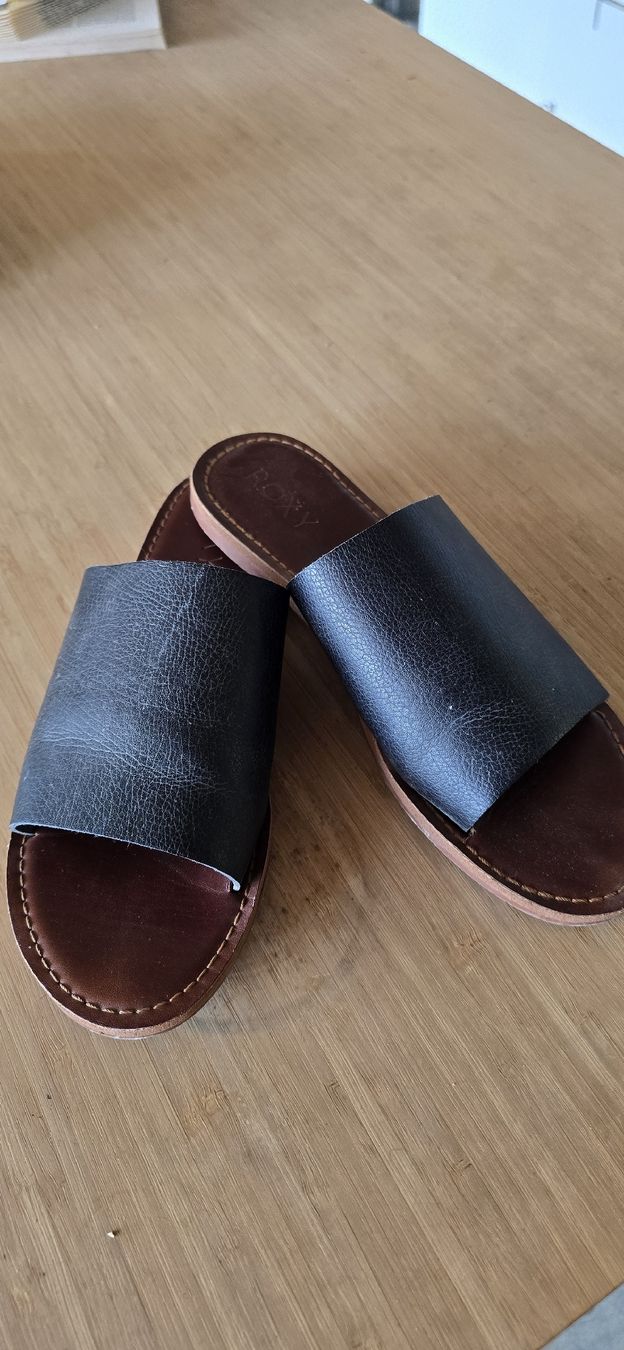 Roxy Scarpe da donna: Pantoletten ROXY Leder schwarz Grösse 40 neuwerig – Usato da Walde AG venduto da LuuMa 1
