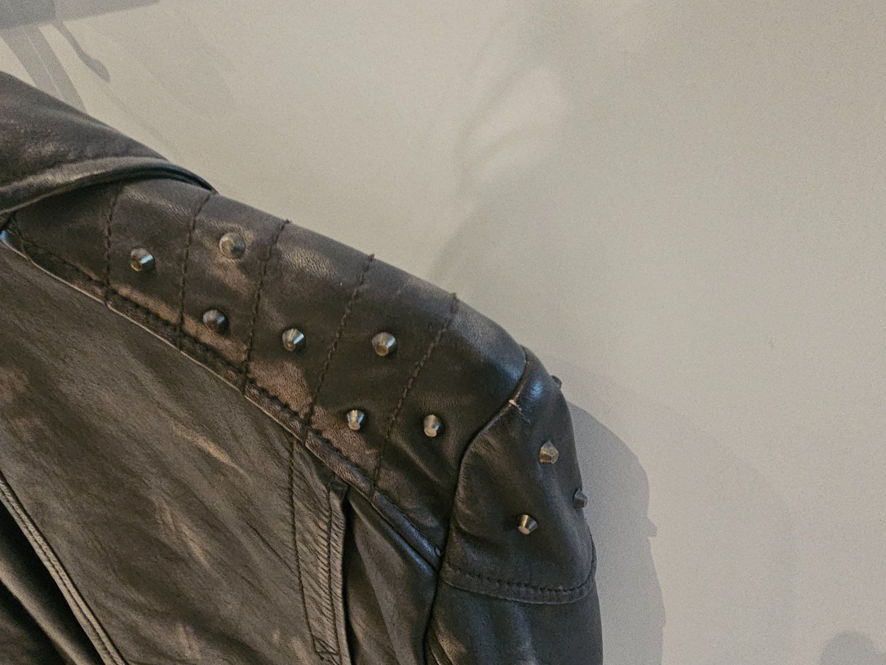 Guess Giacche: Guess Lederjacke mit Nieten – Nuovo (secondo la descrizione) da Zürich venduto da TrueTrade 3
