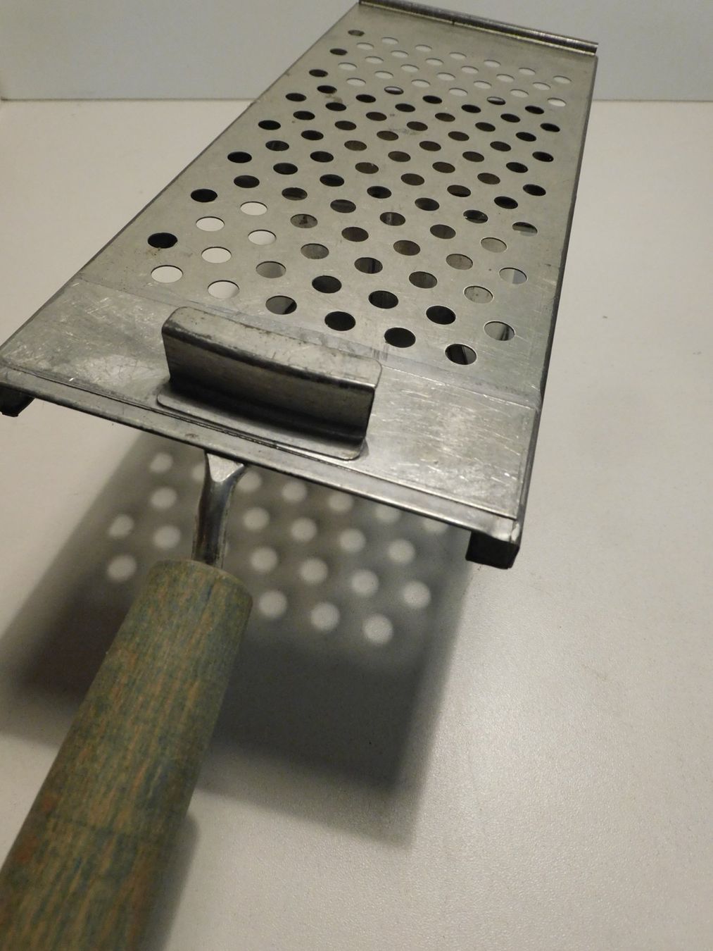 Elettrodomestici da cucina: Röstiraffel alte Raffel mit Holzgriff - Küchenobjekt  Raffel – Usato da Sursee venduto da 76 1
