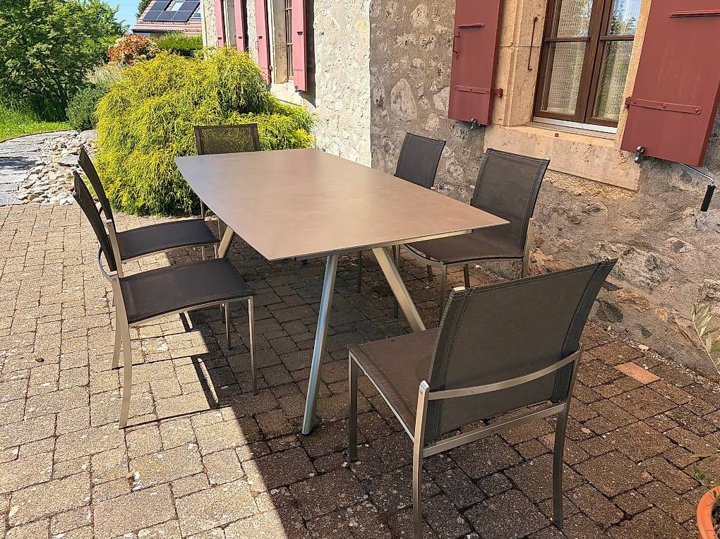 Set di tavolo e panche: Table rectangulaire & 6 chaises  – Usato da Cugy VD venduto da LesDesertes
