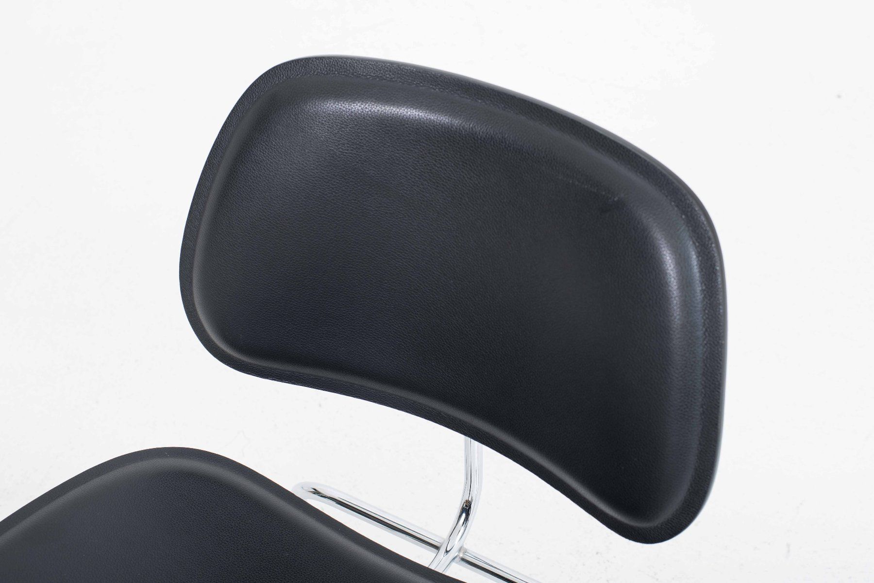 Poltrone: Vitra LCM Sessel mit Leder von Charles & Ray Eames – Usato da Zürich venduto da STUZH38 5