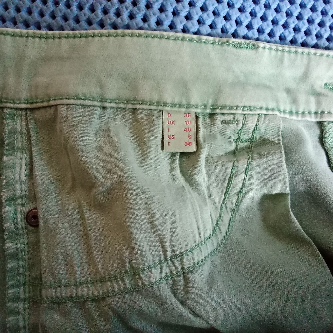 Lotti di vestiti: Da.-Hose grün: CHF 8.-- / cremefarb. Pullover CHF 6.-- – Usato da Frauenfeld venduto da clausi 8