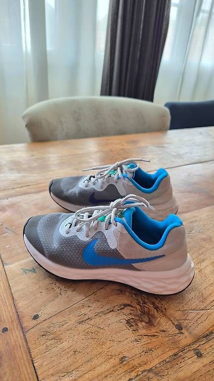 Nike Chaussures garçon: Nike Schuhe Gr.35.5 – D'occasion à Oberrieden par Raja011 4