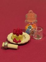 Erdbeerkuchen mit Zubehör für Puppenhaus/Puppenstube 