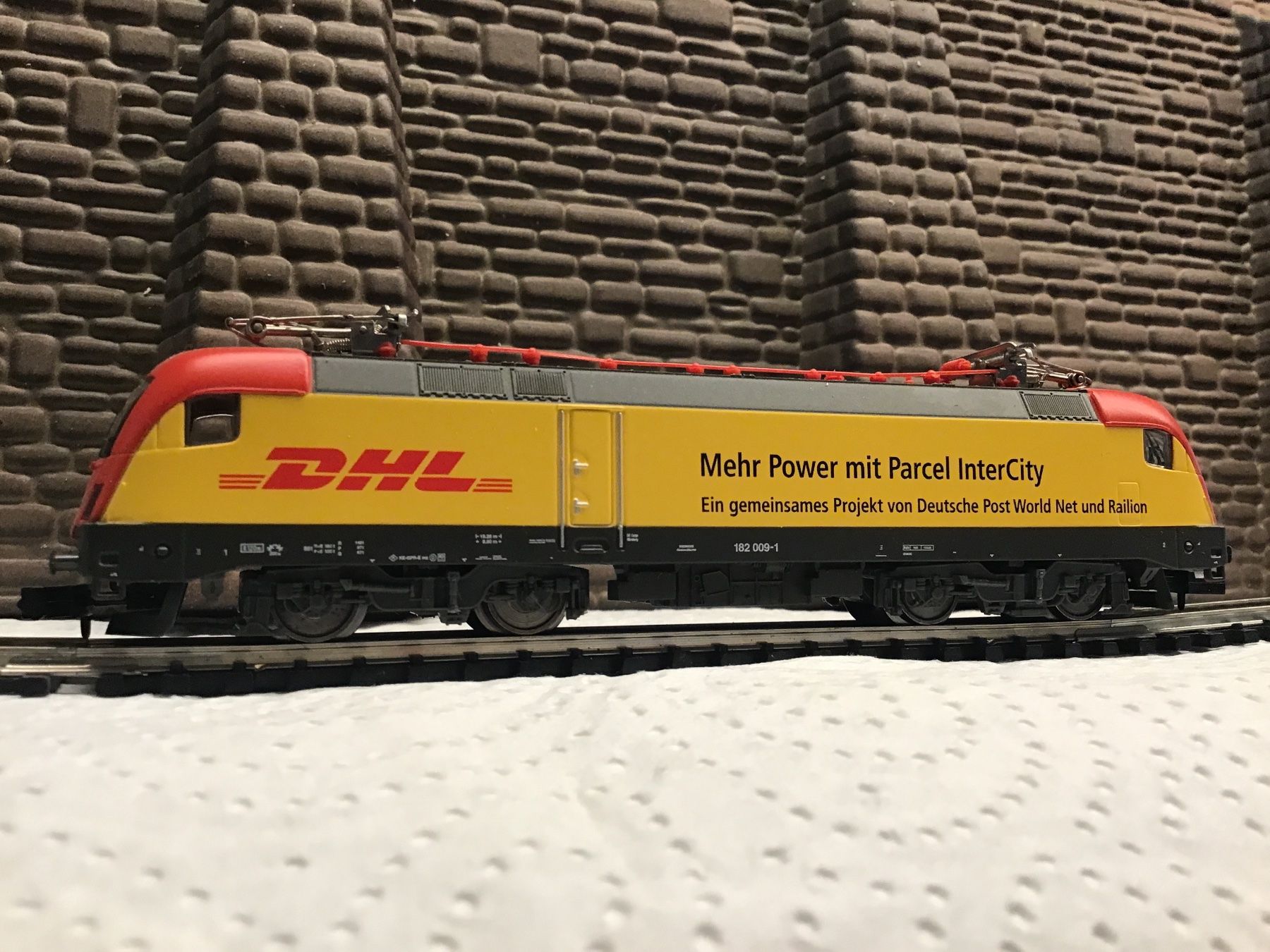 Trix Modelleisenbahnen: DHL Cargo Lokomotive, Minitrix N – Gebraucht aus Männedorf von Spezial-Modelle