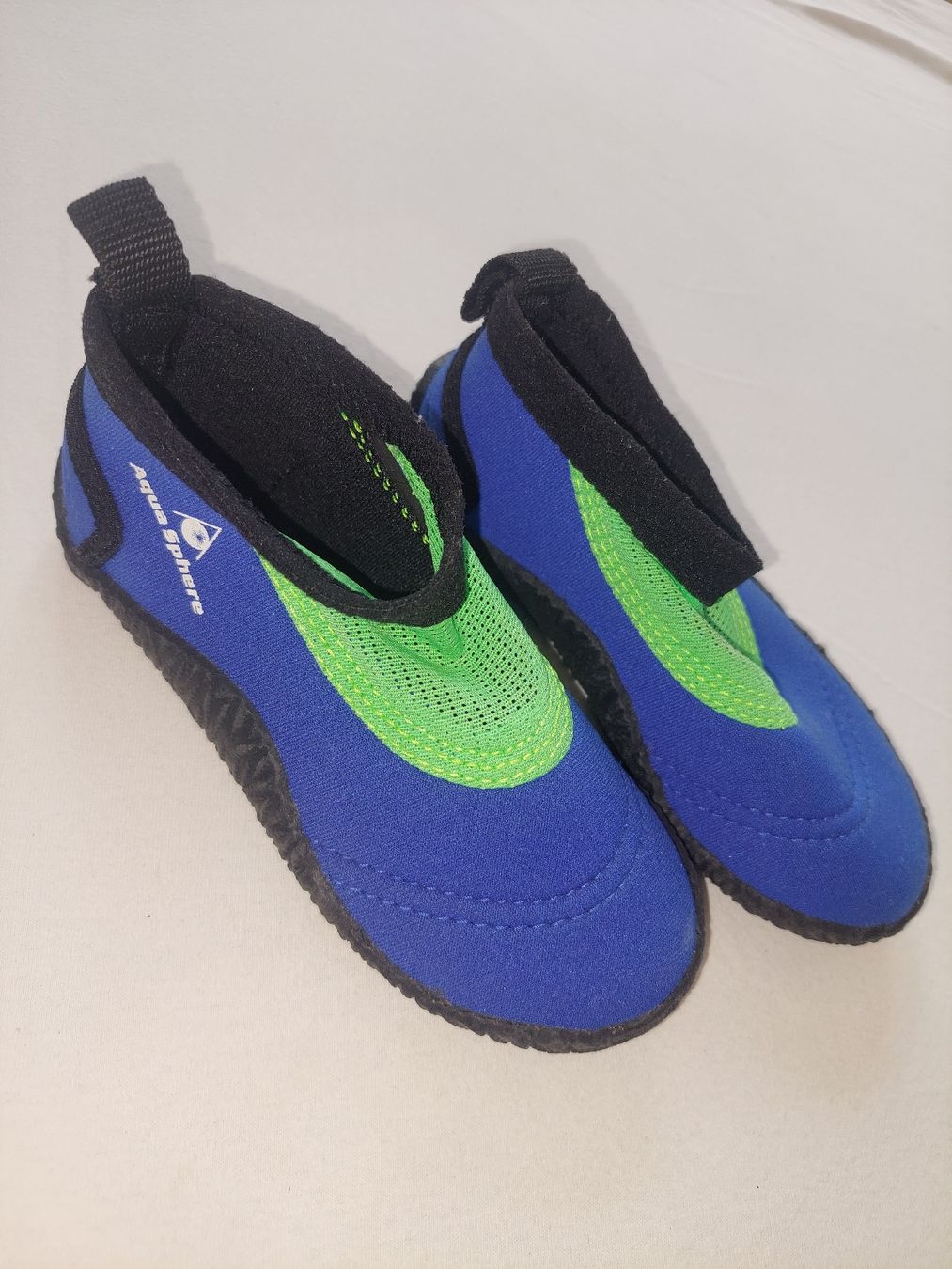 Scarpe per ragazzi: Badeschuhe Aquasphere, Gr. 30/31, ideal für Badi oder Strand – Usato da Rudolfingen venduto da T.Mueller 1