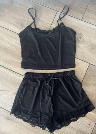 TOP UND SHORTS UNGETRAGEN GRÖSSE S