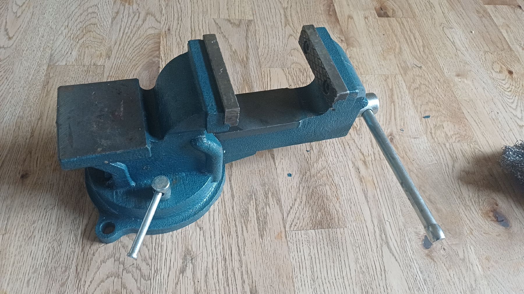 Tous les outils: Schraubstock drehbar  – D'occasion à Flawil par Naphtali