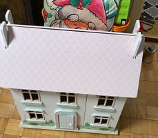 Süsses Puppenhaus aus Holz - ein Traum für jedes Kind!👧